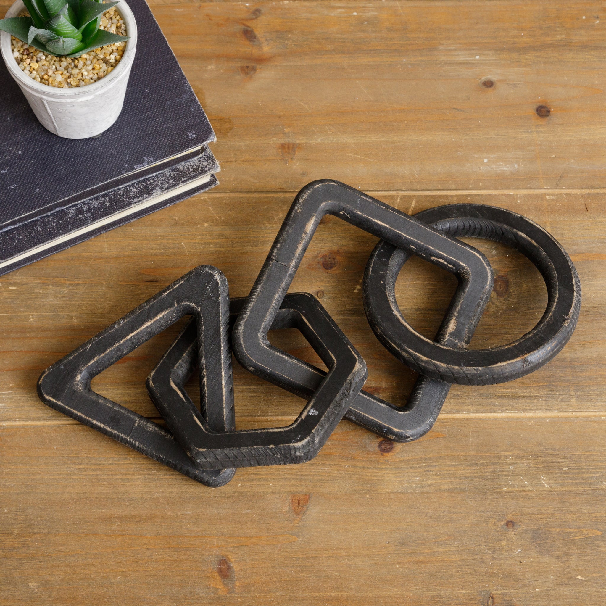 Geometric Wooden Chain Link, Black